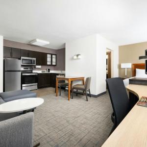 King Studio with Sofa Bed and Adapted Tub - Mobility and Hearing Accessible