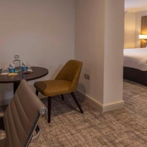 Junior Queen Suite with Lounge