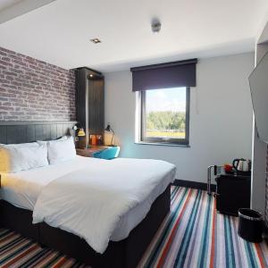 CLUB ROOM (FREE PARKING, GYM & POOL ACCESS)