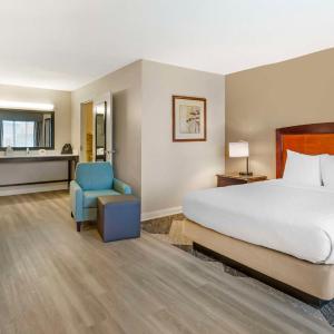 Queen Room with Roll-In Shower - Mobility Accessible/Non-Smoking