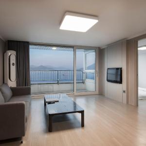 Deluxe Suite with Breakfast for 2 People