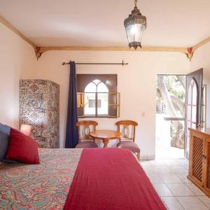 Deluxe Room/King Bed with Kitchenette
