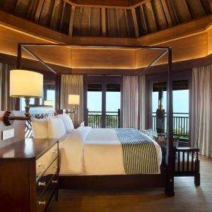 One-Bedroom Suite with Sea View