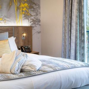 Executive King Room with Bath Tub and Balcony - Garden View/Non-Smoking