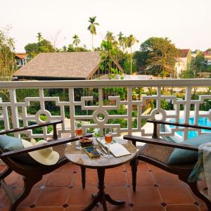 Queen Suite with Pool View