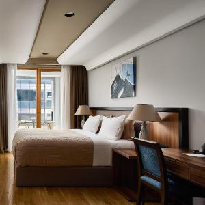 Business Room with Balcony and Arena View