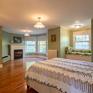 Deluxe Queen Suite
