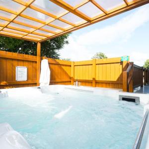 Three Bedroom Signature Lodge with Hot Tub