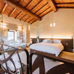Deluxe One-Bedroom Apartment