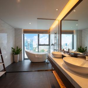 Charm Signature VIP 1 - Top Floor with City View - Included Afternoon Tea
