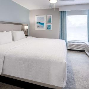Queen Suite with Mobility/Hearing Accessible Tub - Non-Smoking