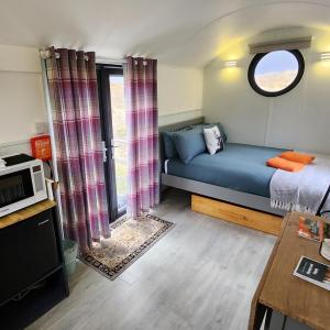 Shepherds Hut - external private bathroom