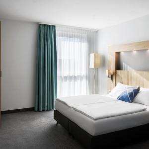 Standard King Room with Street View