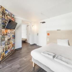 Accessible standard Room with One Double Bed and One Single Bed