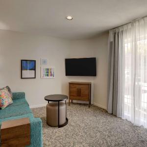 Two-Bedroom Queen Suite with Roll-In Shower - Mobility/Hearing Accessible