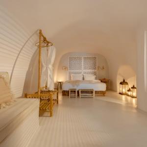 Grand Honeymoon Suite with Heated Plunge Pool and Caldera View
