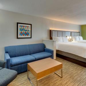 Standard Queen Room with Two Queen Beds and Mobility Accessible Tub