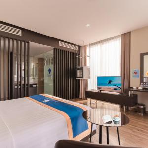 Senior Deluxe City View with Balcony - Double/Twin