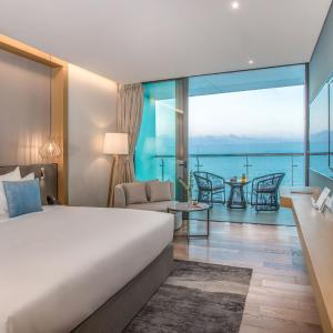 Deluxe Ocean King Room with Balcony and Bathtub