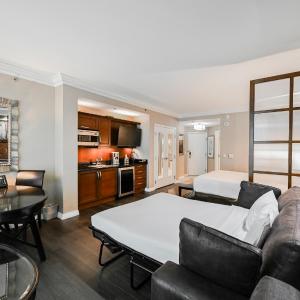 Remodeled Studio - Strip View & Balcony