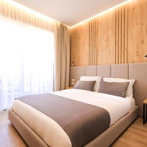 Deluxe Double Room with Side Sea View