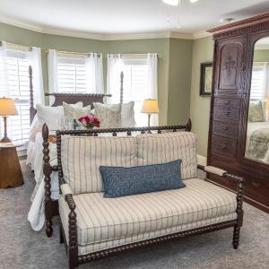 Standard Queen Room with Balcony - 1