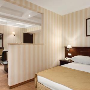 Business Room with One King Bed - Non-Smoking