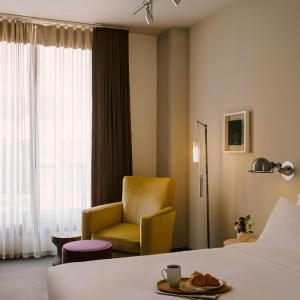1 Queen Room