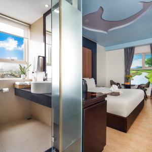 Superior King Room with Window