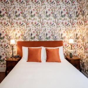 Heritage Queen with Shared Bathroom 