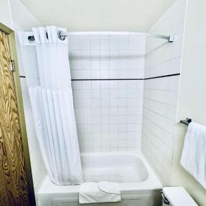 King Room with Kitchenette - Non-Smoking