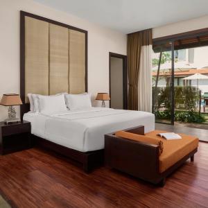 Suite Pool View with 1 King Bed 