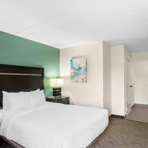 Queen Room with Tub - Disability Access/Non Smoking