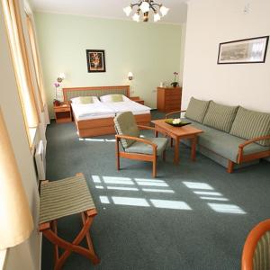 Family Room (2 Adults + 1 Child)