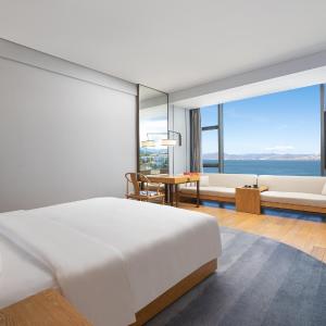 Standard King Room with Lake View - High Floor