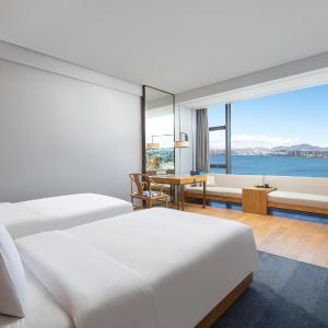 Standard Double Room with Two Double Beds and Lake View