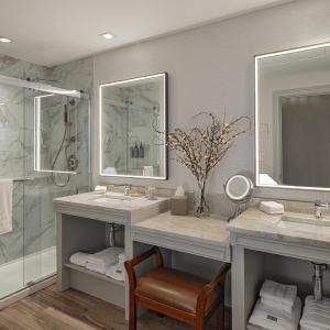 Corner King Suite with Sofa Bed and Tub - Mobility/Hearing Accessible