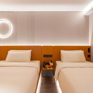 Elegant Twin Room No Window