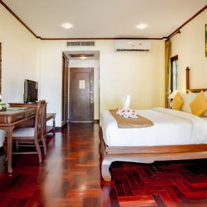 Deluxe Double or Twin Room with Mountain View