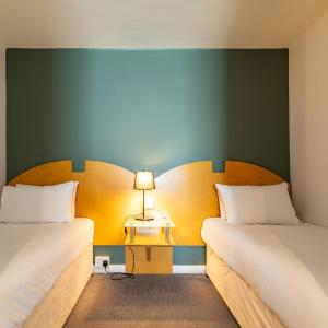 Standard King Room with Two Single Beds