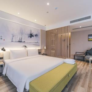 Deluxe Double Room with Partial View