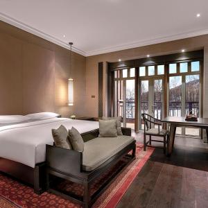 King Room with One King Bed and Mountain View