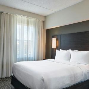 Two-Bedroom Suite with One King Bed, One Queen Bed and Adapted Tub - Mobility and Hearing Accessible
