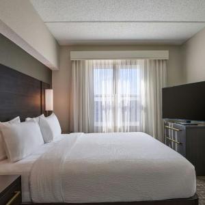 Two-Bedroom Suite with One King Bed, One Queen Bed and Roll-In Shower - Mobility and Hearing Accessible