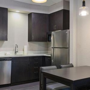 One-Bedroom King Suite with Sofa Bed and Adapted Tub - Mobility and Hearing Accessible