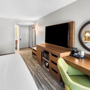 Double Room with Tub - Mobility and Hearing Accessible/Non-Smoking