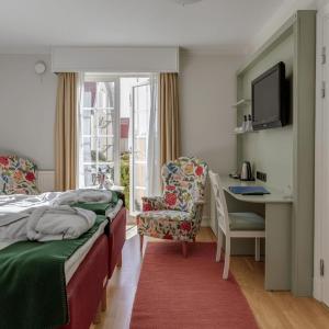 Standard Twin Room with Mountain View