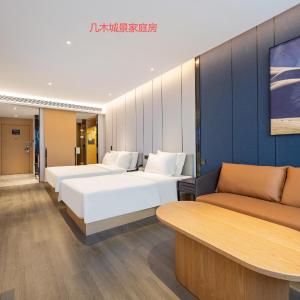 Jimu Family Room with Urban View