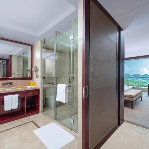 Pacific Club Deluxe King(Reserve at least one week in advance to enjoy two complimentary daily laundry services and a discount voucher for Madr 99 restaurant)