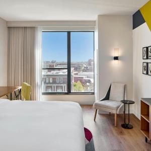 King Room with Roll-in Shower - Mobility Accessible